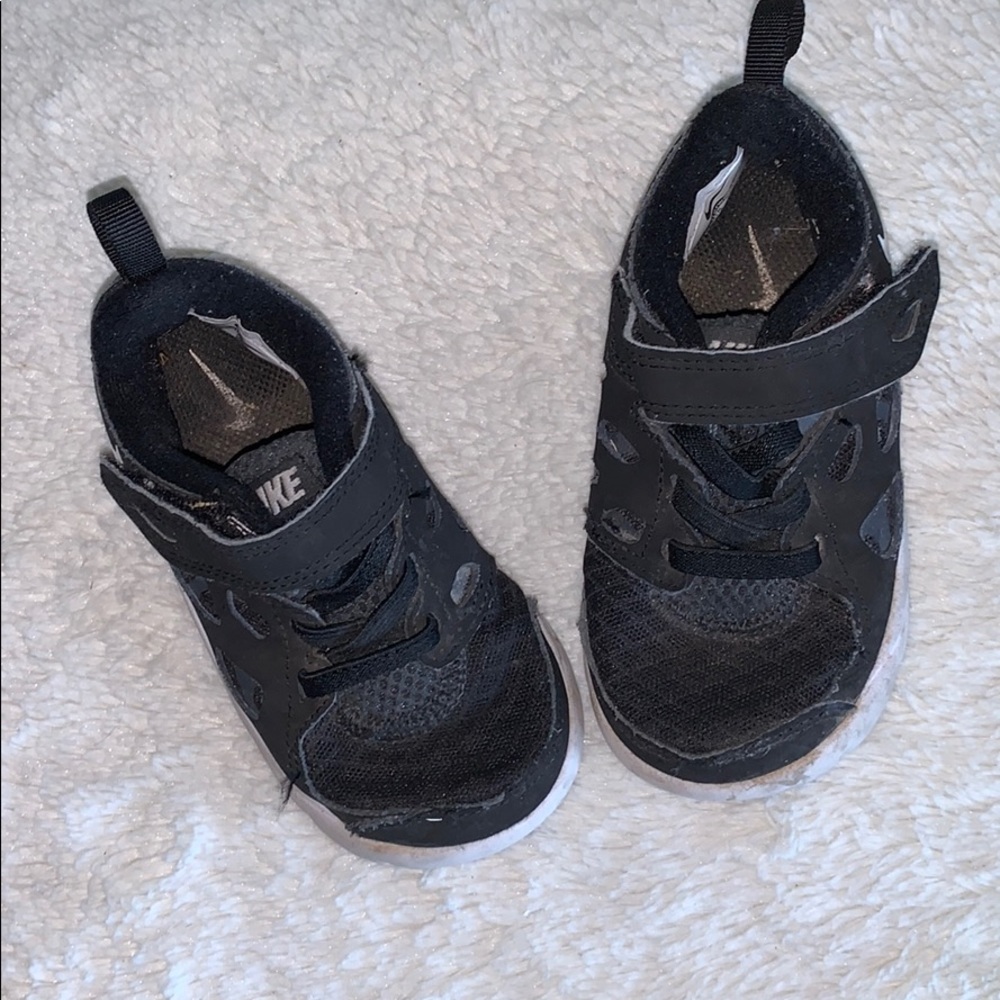 Used NIKE shoes 7C